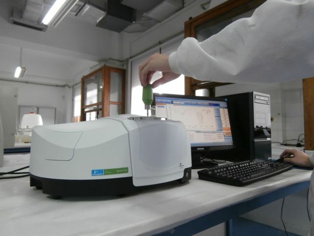 Espectrofotmetro FT-IR con ATR de Perkin-Elmer