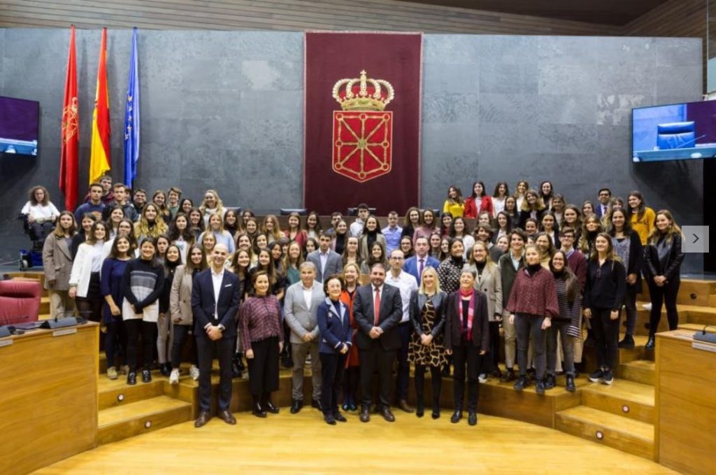 Imagen de grupo de los participantes en la Jornada Vivimos en una democracia en el Parlamento de Navarra