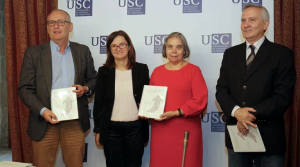 Juan Blanco (Servicio de Publicaciones de la USC), María del Mar Lorenzo (GI ESCULCA), Celia Besteiro (Vicerrectora de la USC) y Miguel Santos Rego (GI ESCULCA) presentan la Guía de ApS para la USC