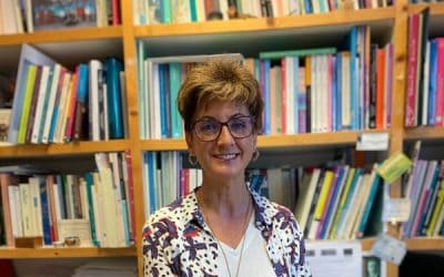 A profesora Julia Crespo acreditada a Profesora Titular de Universidade